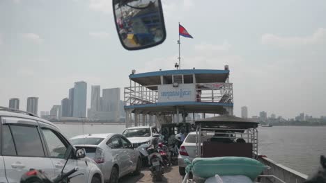 Traslados-De-Vehículos-En-Un-Barco-De-Transporte-Que-Circula-Por-El-Río-Mekong-En-El-Puerto-De-Phnom-Penh-Areiy-Ksatr