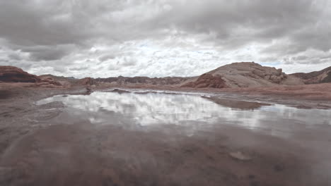 Ein-Zeitraffer-Der-Wolken-Und-Ihrer-Pfützenreflexionen-In-Den-Roten-Felsen-Von-Nevada