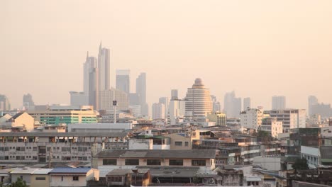 Colorida-Puesta-De-Sol-Vista-Panorámica-Del-Horizonte-De-Bangkok-Desde-Una-Vista-Elevada-En-El-Casco-Antiguo-De-Rattanakosin-De-Bangkok,-Tailandia