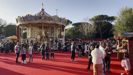 Vintage-Karussell-Auf-Dem-Weihnachtsmarkt-Mit-Menschen,-Die-In-Der-Wintersaison-In-Rom,-Italien-Spazieren-Gehen-Und-Einkaufen