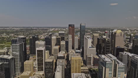 Calgary,-AB,-Kanada,-Luftaufnahme-Eines-V29-Drohnenüberflugs-über-Das-Geschäftsviertel-In-Der-Innenstadt,-Der-Städtische-Stadt--Und-Landschaftsansichten-Von-Crescent-Heights-Auf-Der-Anderen-Seite-Des-Bow-River-Einfängt-–-Aufgenommen-Mit-Mavic-3-Pro-Cine-–-Juli-2023