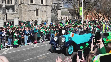 Patrick-Keilty,-Fernseh--Und-Radiostar,-Begeistert-Die-Massen-Vor-Der-Kathedrale-Von-Christchurch,-Dublin,-Irland,-Am-St.-Patrick&#39;s-Day-2014