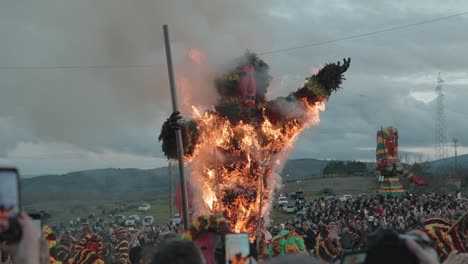 Efigie-Llameante-Que-Se-Eleva-En-El-Festival-Folclórico-De-Podence-En-Portugal