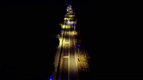 Vista-Nocturna-De-Una-Carretera-Bien-Iluminada,-Vista-En-Perspectiva-Desde-Arriba,-Ambiente-Sereno-E-Industrial