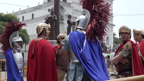 Actores-Vestidos-Como-Soldados-Romanos-Esperando-Que-Comience-La-Recreación-De-La-Crucifixión-Del-Viernes-Santo.