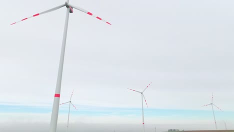 Turbinas-Eólicas-Gigantes-Que-Giran-Sobre-Campos-Verdes