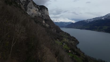 Vista-Aérea-De-Las-Montañas-Cubiertas-De-Nieve-En-Walensee,-Suiza.