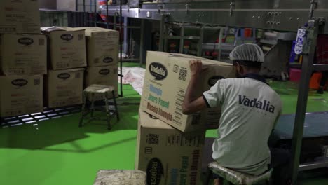 CINEMATIC-SHOT-CONVEYOR-LINE-The-box-man-is-picking-up-and-arranging-the-Warehouse