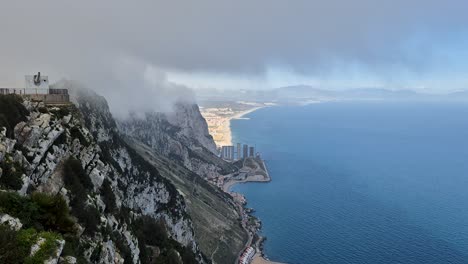 Vista-Desde-El-Peñón-De-Gibraltar-Rodeada-De-Nubes-Con-El-Océano-Atlántico-Al-Fondo