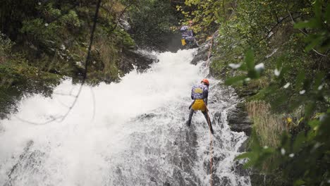 Wasserfall-Abseilabenteuer:-Ein-Waghalsiger-Abstieg-Inmitten-Der-Majestätischen-Natur