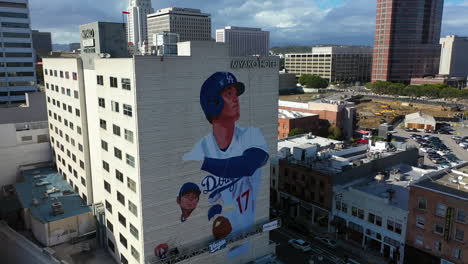 Vista-Aérea-Alrededor-Del-Mural-Ohtani,-Hora-Dorada-En-El-Centro-De-Los-Angeles,-Estados-Unidos