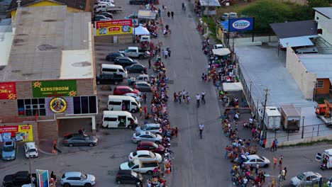 Multitudes-De-Personas-Se-Alinean-En-Una-Calle-Cerrada-Mientras-La-Seguridad-Despeja-La-Carretera-Andando-En-Bicicleta.