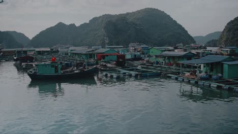 Traditionelle-Vietnamesische-Boote-Und-Schwimmendes-Dorf-Zwischen-Wunderschönen-Kalksteinfelsen-Der-Lan-Ha-Bucht,-Dem-Südlichen-Rand-Der-Ha-Long-Bucht