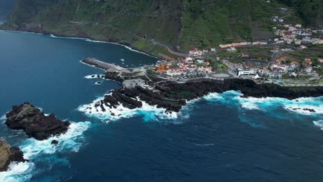 Costa-Escarpada-Con-Piscinas-De-Roca-Volcánica-De-Porto-Moniz,-Madeira.