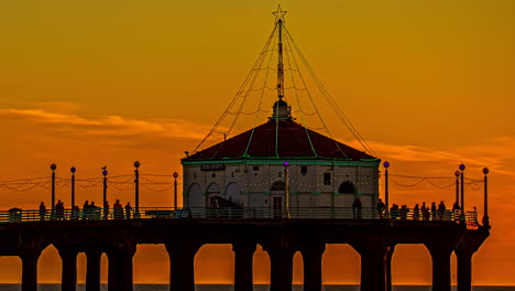 People-visit-Roundhouse-Aquarium-on-Manhattan-beach-pier-in-sunset-timelapse