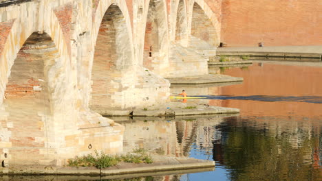 Canoeing-Under-Pont-Neuf-On-The-Garonne-River-In-Toulouse,-Occitanie-In-France