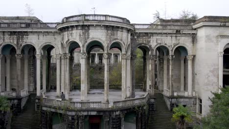 Drohnenaufnahme-Des-Sanatoriums-Medea-In-Tskaltubo,-Georgien