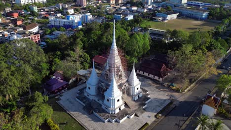 Sereno-Complejo-De-Templos-Tradicionales-Tailandeses,-Paisaje-Tropical.
