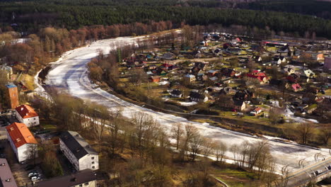 Panoramablick-Auf-Die-Stadt-Valmiera-Und-Die-Brücke-über-Den-Fluss-Gauja