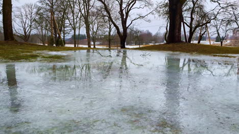 Hermosa-Foto-Invernal-De-Un-Parque-Helado-Rodeado-De-Nieve,-árboles-Y-Naturaleza