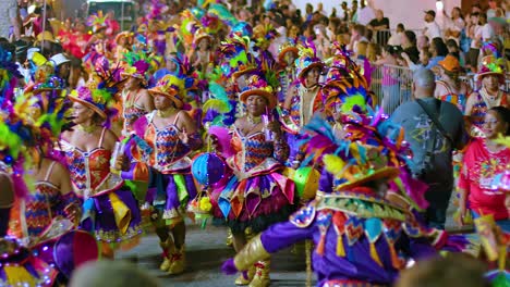 Bunte-Federhüte-Und-Paillettenkleider-Schmücken-Die-Parade,-Während-Die-Tänzer-Während-Des-Karnevals-Feiern