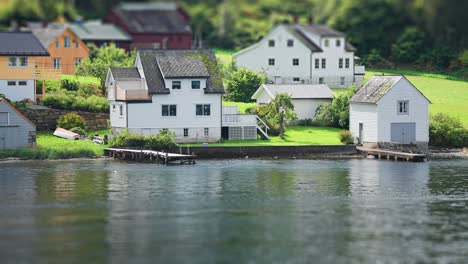 Un-Pueblo-Pesquero-En-Miniatura-A-Orillas-Del-Fiordo