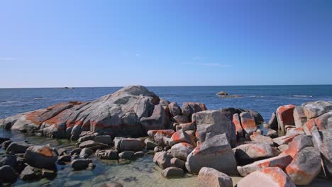 Beautiful-Bay-of-Fires-granite-rock-coastline-on-sunny-day-in-Tasmania,-Australia