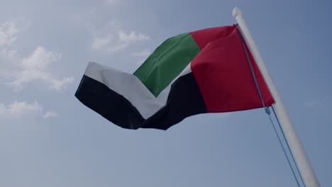 Vereinigte-Arabische-Emirate-Landesflagge-Weht-Auf-Stange,-Nahaufnahme