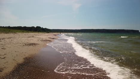 Las-Olas-Del-Océano-Rompen-Con-Un-Lavado-Blanco-Espumoso-En-La-Costa-Arenosa-De-Gotland,-Suecia