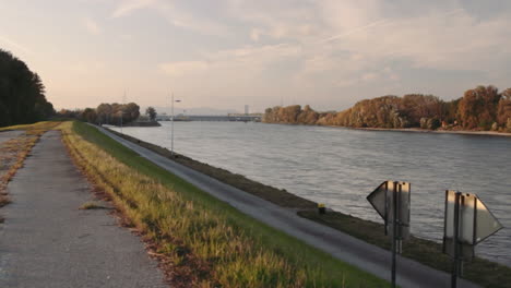 Donau-Bei-Wien-In-Der-Herbstlichen-Abendsonne