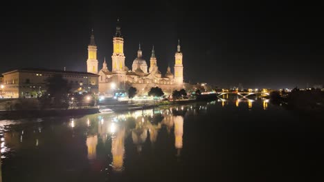 Basílica-Del-Pilar-En-Zaragoza,-España,-Vista-Desde-El-Otro-Lado-Del-Río-Ebro-Por-La-Noche