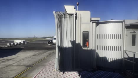 El-Avión-De-Air-Canada-Aterrizó-Y-Llegó-A-La-Puerta-De-La-Terminal-Del-Aeropuerto-Con-Un-Puente-De-Carga-Y-Un-Operador-Listo-Para-Las-Operaciones-En-Tierra.