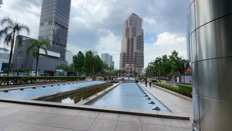 Kuala-Lumpur-Malaysia-Unter-Petronas-Tower-Plaza-Aussichtspunkt-Asiatische-Stadt