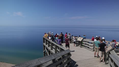 Oso-Durmiente-Dunas-De-Arena-A-Orillas-Del-Lago-Nacional-Vista-Del-Lago-Michigan-En-Michigan-Con-Gente-En-El-Mirador-De-Madera-Y-Video-Panorámico-De-Izquierda-A-Derecha