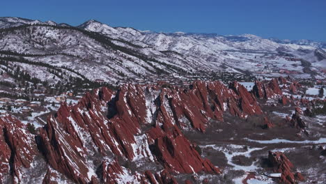 Atemberaubender-März-Wintermorgen-Schnee-Roxborough-State-Park-Littleton-Colorado-Luftdrohne-Scharf-Gezackt-Dramatisch-Rote-Felsformationen-Denver-Vorgebirge-Front-Range-Landschaft-Blauer-Himmel-Kreis-Linksbewegung