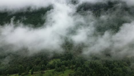 Grüner-Wald-Auf-Einem-Berg-Zwischen-Vielen-Wolken,-Norwegen,-Natur,-Drohne