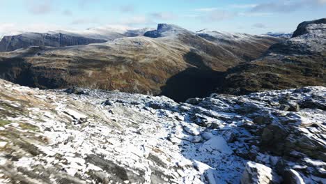 Flug-über-Eine-Wunderschöne-Berglandschaft-Mit-Leichter-Schneedecke,-Norwegen,-Europa,-Drohne