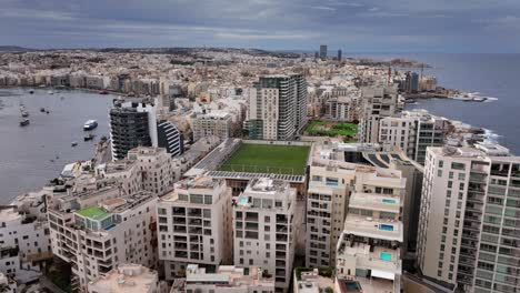 Luftaufnahme-Eines-Wohngebiets-Von-Sliema-Mit-Einem-Fußballplatz-In-Der-Mitte