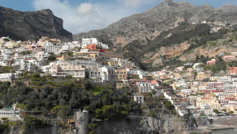 De-La-Montaña-Al-Mar-En-Positano