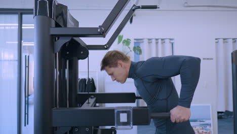 Joven-Musculoso-Entrenando-En-El-Gimnasio-Haciendo-Ejercicios-De-Inmersión-Entrenando-Músculos-Del-Pecho-Y-Tríceps---Vista-Lateral-En-Cámara-Lenta