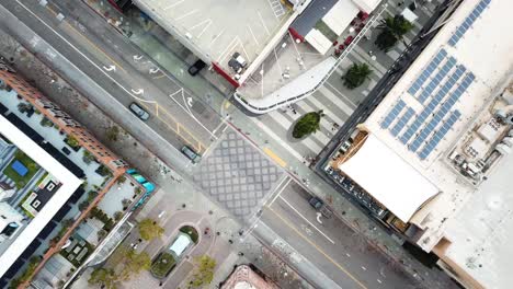 4K-Birds-Eye-View-of-Third-Street-Promenade-in-Santa-Monica,-California-with-Palm-Trees-and-Cars-at-a-Crosswalk