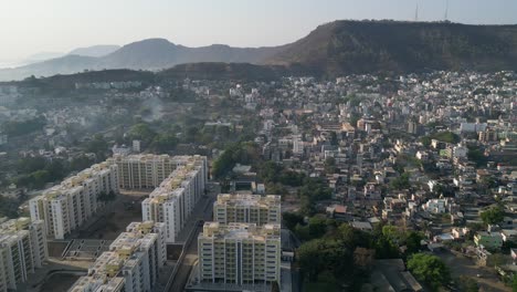 Vista-De-Drone-180d-De-La-Mañana-De-La-Ciudad-De-Satara-Greneryfeelds-En-Maharashtra