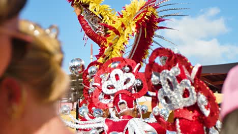 Funkelnder-Silberroter-Kopfschmuck-Und-Karnevalskönig-Auf-Dem-Festwagen-In-Der-Parade