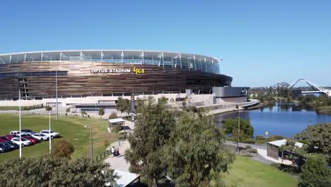 Aufsteigende-Luftdrohnenaufnahme-Des-AFL-Fußballstadions-Optus-Stadium-In-Perth,-Westaustralien,-Am-Swan-River-Und-Der-Matagarup-Bridge