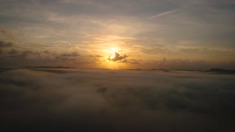 Vista-Aérea-De-Derecha-A-Izquierda-Del-Amanecer-Sobre-Las-Nubes-Bajas.