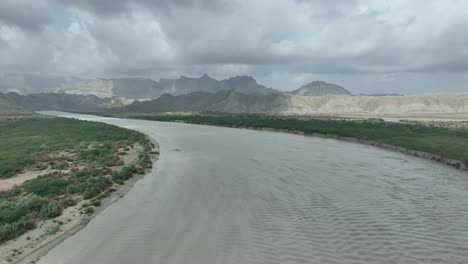 Drone-Vuela-Sobre-El-Río-Hingol-Baluchistán---Parque-Nacional