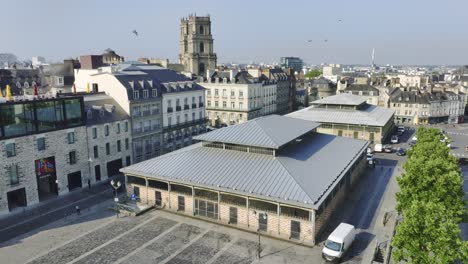 Toma-Aérea-Con-Drones-De-Rennes,-Place-Des-Lices,-Les-Halles,-Catedral-De-Saint-Pierre,-Bretaña