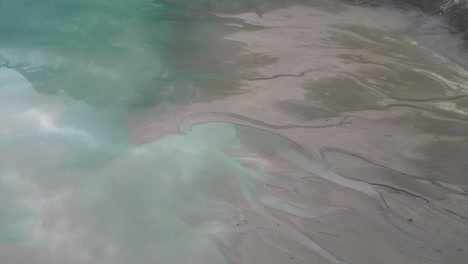 Greenish-color-in-Klöntalersee-lake-in-Glarus,-Switzerland