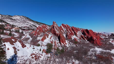 März-Wintermorgen-Nach-Schneefall-Atemberaubender-Roxborough-State-Park-Colorado-Luftdrohne-Landschaft-Scharf-Gezackt-Dramatisch-Rote-Felsformationen-Denver-Foothills-Front-Range-Blauer-Himmel-Abwärtsbewegung