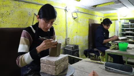 Artesanas-Mexicanas-Trabajando-Con-Artesanías-De-Barro-En-Una-Sala-De-Artesanía